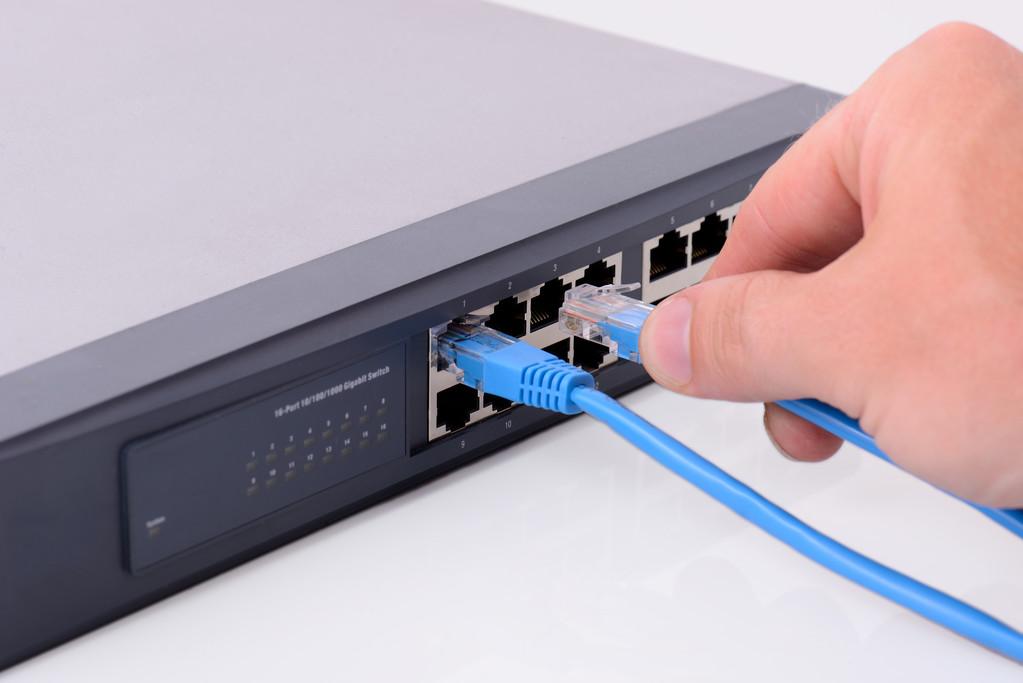 网络交换机,手插入 rj45 接口到网络集线器